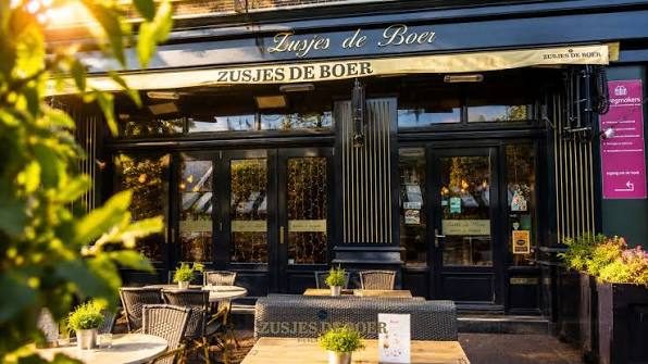 De gevel en entree van Zusjes de Boer