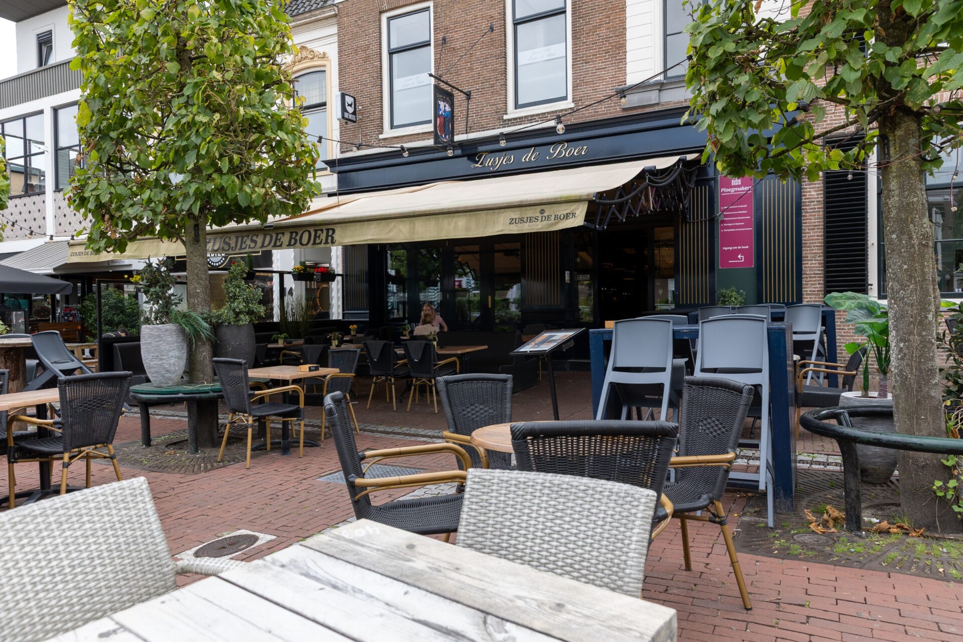 Het terras van Zusjes de Boer overdag